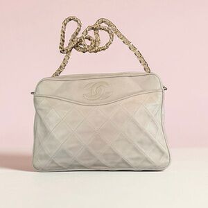 Vintage Classic quilted lambskin Chanel shoulder bag with CC logo and tassel